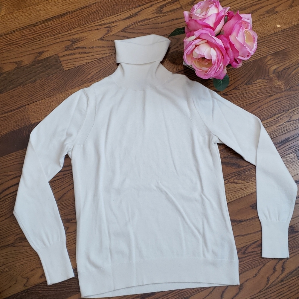 Banana Republic White Turtleneck Size S